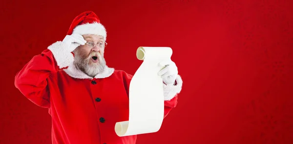 Papai Noel com pergaminho de leitura — Fotografia de Stock