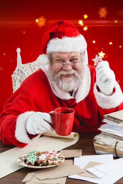 Noel Baba holding kahve kupa — Stok fotoğraf