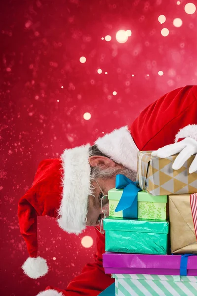 Weihnachtsmann versteckt Weihnachtsgeschenke — Stockfoto