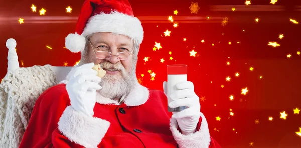 Jultomte med glas mjölk och cookie — Stockfoto