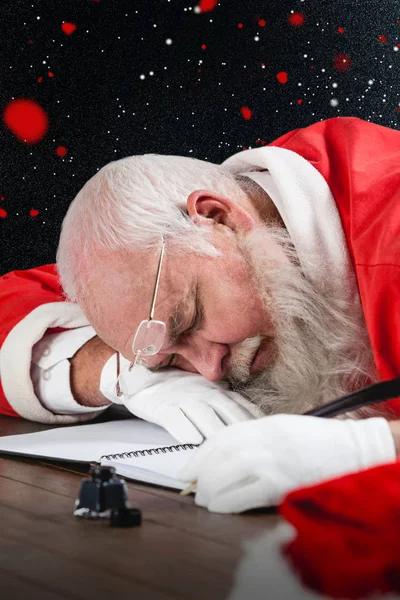 Weihnachtsmann-Nickerchen am Schreibtisch — Stockfoto