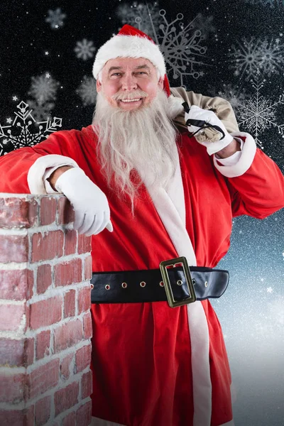 Kerstman draagtas met geschenken — Stockfoto