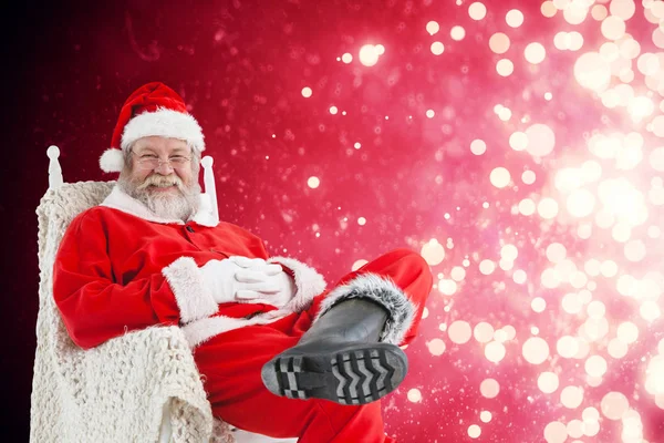 Santa claus avkopplande på stol — Stockfoto