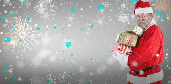 Санта-Клаус держит рождественские подарки — стоковое фото
