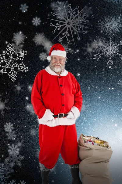 Weihnachtsmann steht mit Sack voller Geschenke — Stockfoto