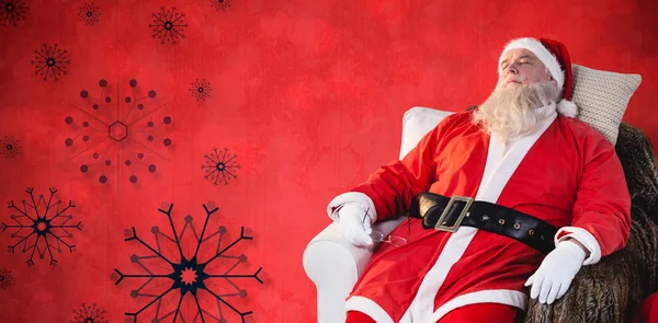 Santa claus relaxant sur canapé — Photo