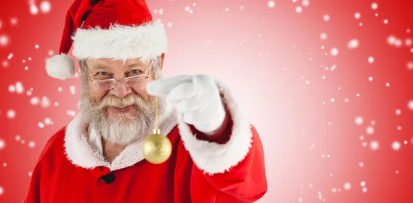 Glad jultomte med julgranskulor — Stockfoto