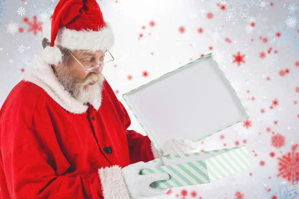 Babbo Natale guardando scatola regalo — Foto Stock