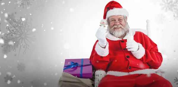 Santa claus drží mléko a cookie — Stock fotografie