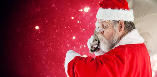 Papai Noel olhando para relógio de pulso — Fotografia de Stock