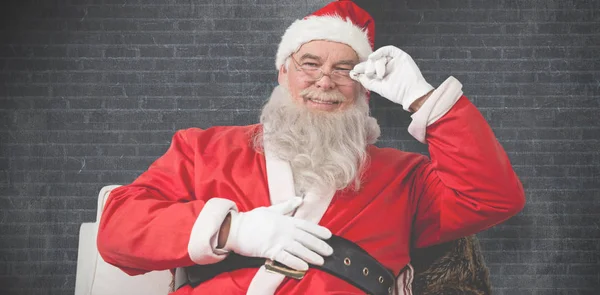 Santa Claus siedzi na krześle — Zdjęcie stockowe