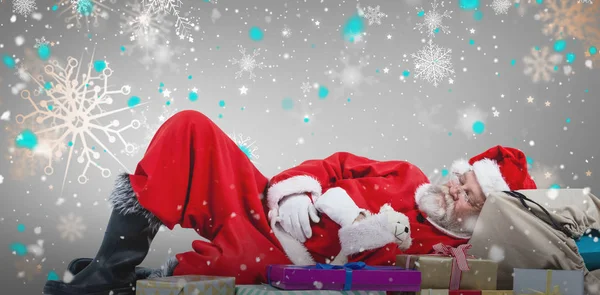 Weihnachtsmann ruht sich bei Weihnachtsgeschenken aus — Stockfoto