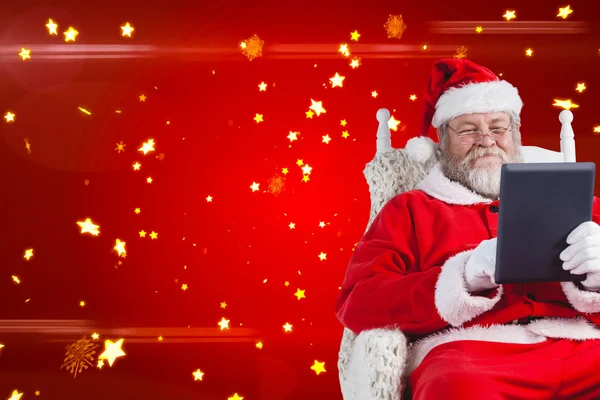 Weihnachtsmann mit digitalem Tablet — Stockfoto