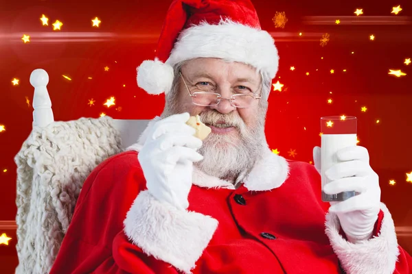 Santa claus holding glas mjölk — Stockfoto