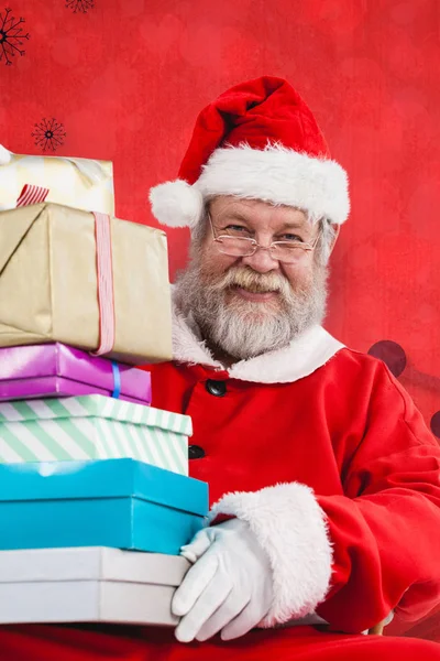 Santa claus drží vánoční dárky — Stock fotografie