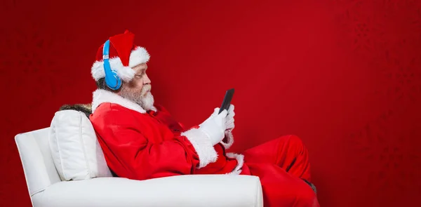 Santa claus lecture sur tablette numérique — Photo