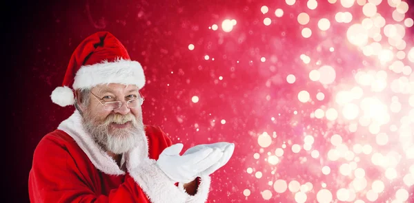 Санта-Клаус с обхваченными руками — стоковое фото