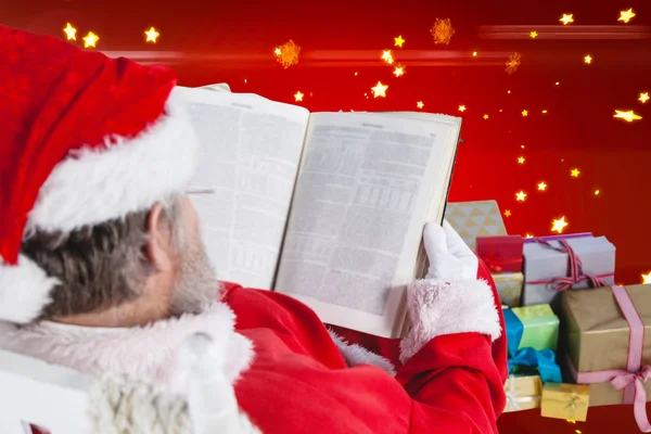 Weihnachtsmann liest Bibel — Stockfoto