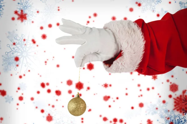 Санта-Клаус держит рождественскую безделушку — стоковое фото