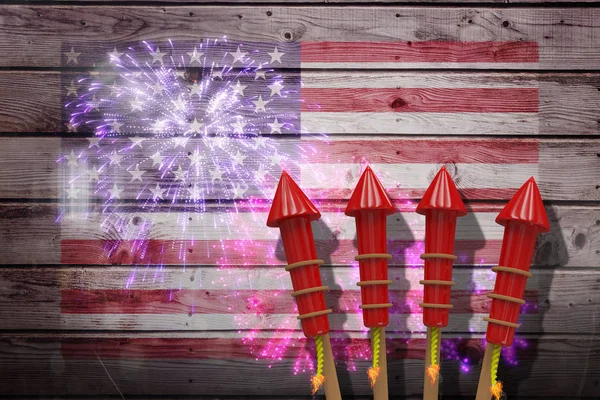 Foguetes para fogos de artifício contra fogo de artifício colorido — Fotografia de Stock