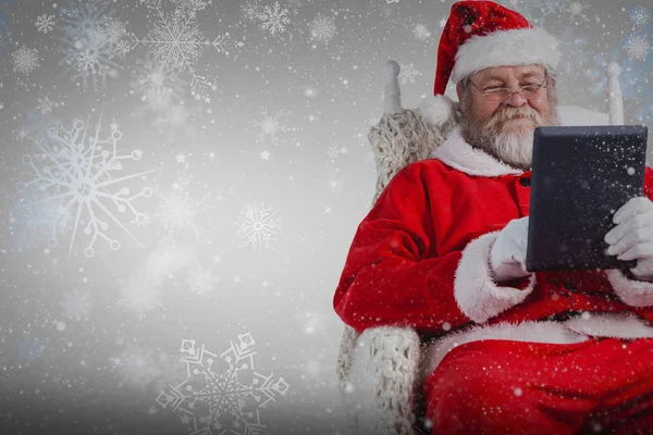 Babbo Natale utilizzando tablet digitale — Foto Stock