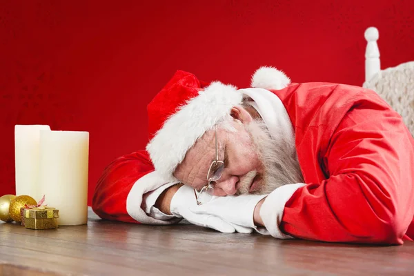 Papai Noel dormindo na mesa — Fotografia de Stock