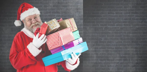 Santa claus celebración de regalos de Navidad — Foto de Stock