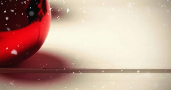 Красный рождественский безделушка на столе — стоковое фото
