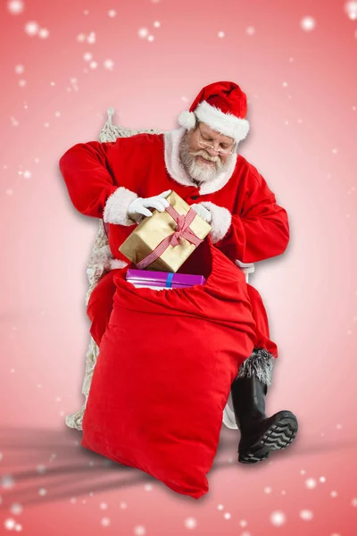 Santa Claus s vánoční taškou — Stock fotografie