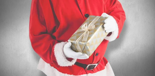 Papai Noel segurando caixa de presente — Fotografia de Stock