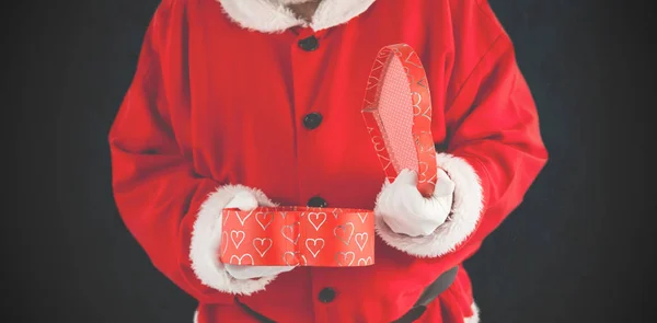Weihnachtsmann öffnet eine Geschenkschachtel — Stockfoto
