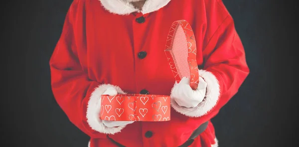 Santa Claus abre una caja de regalo —  Fotos de Stock