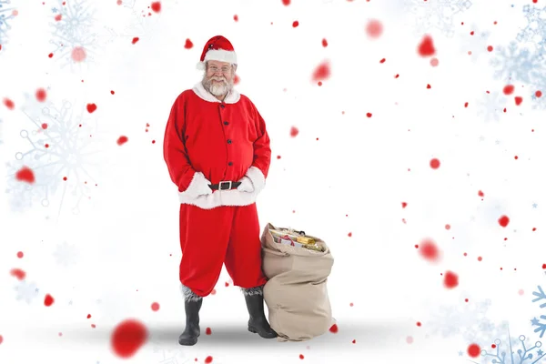 Санта Клаус стоит с мешком подарков — стоковое фото