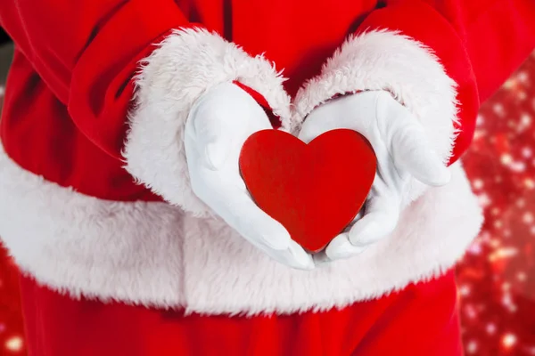 Babbo Natale che mostra la forma del cuore — Foto Stock