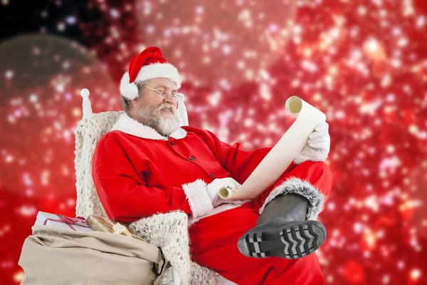 Tomte läser önskelista i jul — Stockfoto