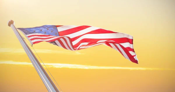 Günbatımı karşı Amerikan bayrağı — Stok fotoğraf