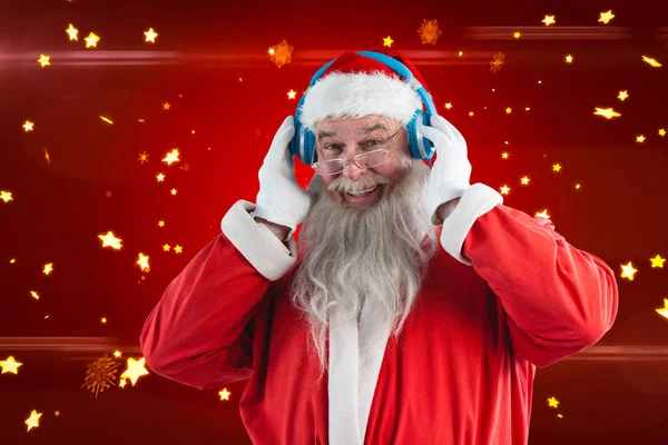 Santa Claus escuchando música en auriculares — Foto de Stock