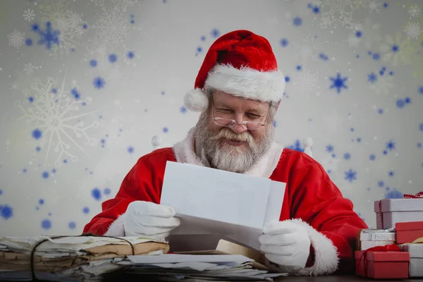 Papai Noel leitura carta — Fotografia de Stock