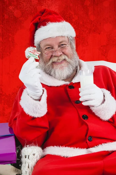 Santa claus trzymając szklankę mleka — Zdjęcie stockowe