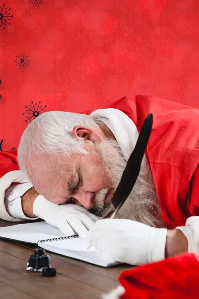 Санта Клаус спит за столом — стоковое фото