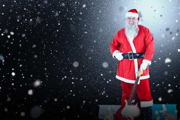 Санта-Клаус с гитарой и подарочными коробками — стоковое фото