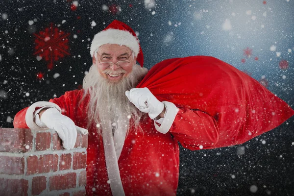 Jultomte med väskan full av presenter — Stockfoto