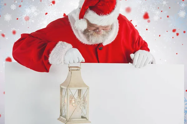 Santa claus drží vánoční lucerny — Stock fotografie