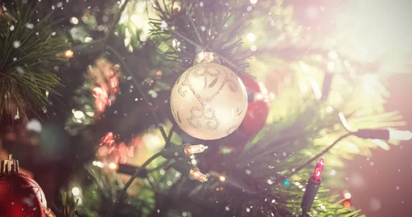 Decoraties op kerstboom — Stockfoto