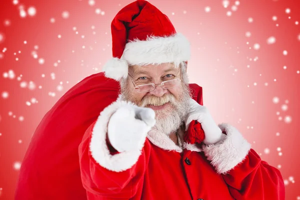 Weihnachtsmann trägt Weihnachtstasche — Stockfoto