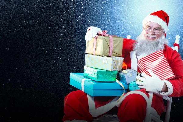 Санта-Клаус с рождественскими подарками — стоковое фото