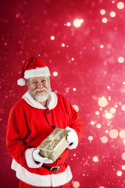 Weihnachtsmann hält Weihnachtsgeschenk-Schachtel — Stockfoto