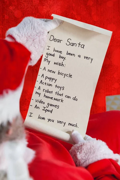 Weihnachtsmann liest Brief — Stockfoto