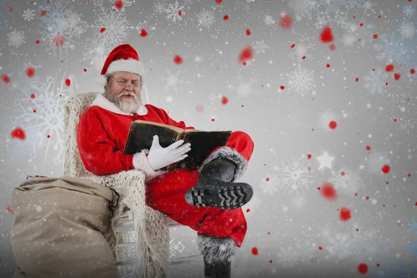 Santa Claus leyendo la biblia — Foto de Stock