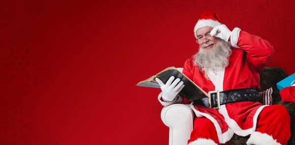 Weihnachtsmann liest Bibel — Stockfoto